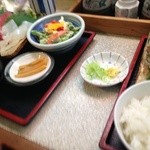 Sengyo Oroshi Kouri Uoka - ブロッコリーのサラダと鰹の刺身用しょうがとネギ