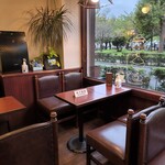 デリカップ - 重厚感の有るソファー席