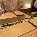 鮨 匠海 - ご案内の鰤は薄切りにして室温まで待機してました。テラテラと光る脂たっぷりの寒ブリに何やら白い物が挟まれました。