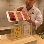 鮨 匠海 - 本日のマグロのお披露目。名産地、塩釜産。この時期なのに脂が凄いです。