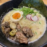 鶏そば炭や - 【2025/10】特製炭焼ラーメン(やや近景)