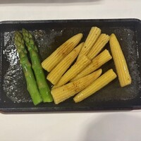 NEW：ヤングコーンとグリーンアスパラのバター醤油鉄板焼き