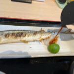 海の幸ふるまいセンター - 醤油をひかけ回します