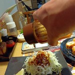 とんかつKYK - キャベツお代わりにトンカツソース掛けて頂きます。