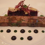 ガストロノミー ジョエル・ロブション - 仔豚ホホ肉 スパイスでじっくり煮込んでからプラム、オレンジの皮と共にテリーヌにビーツとトム・ド・サヴォアのジュレ寄せ添え