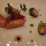 ガストロノミー ジョエル・ロブション - ニュージーランド産オラーキングサーモン しっとりと焼き上げ様々に変化させたキャベツ、赤ワインのエッセンス、クレソンオイルとクレームフュメを添えて