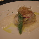 ガストロノミー ジョエル・ロブション - スズキ 葱のエチュベとシトロンネルの香りのクリーム