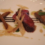 ガストロノミー ジョエル・ロブション - シャラン産鴨 ロティし、加賀れんこんのファルシとトランペットのクーリ ごぼうのキャラメリゼとセリをアクセントに