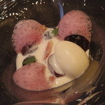 ガストロノミー ジョエル・ロブション - 巨峰 アーモンドのグラスと豆乳のクレームを添えて