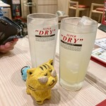 うどんと酒とお出汁と、 - 左:よだれレモンサワー420円　右：よだれレモンサワー会長750円