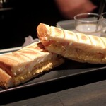 DEN - 特製ホットサンド