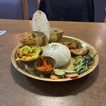 アムリタ インドスパイスカレーとナンと - ネパールダルパート定食