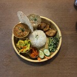 アムリタ インドスパイスカレーとナンと - ネパールダルパート定食