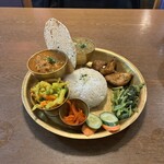 アムリタ インドスパイスカレーとナンと - ネパールダルパート定食
