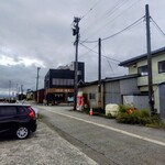 水橋食堂 漁夫 - 店舗の外観　　左は川　　右の方は漁港です