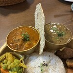 アムリタ インドスパイスカレーとナンと - ダルパートのチキンカレーと豆カレー