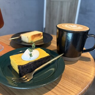 Apartment coffee door_0