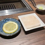 牛の達人 - プレートの岩塩にお肉を擦り付けて食べる、新感覚！