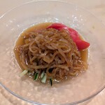 つくし - クラゲの冷菜　1,450円（税込）。