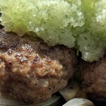 ハンバーグステーキ jumbo - この、綺麗な色はしそを刻んで混ぜてあるようです