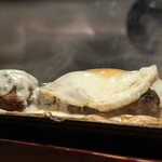 ハンバーグステーキ jumbo - 先ずはデミグラスチーズから