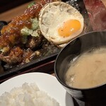 ハンバーグステーキ jumbo - ご飯と味噌汁と目玉焼き
      セットで５００円