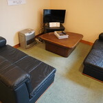 よし町 - 2階の待合スペース