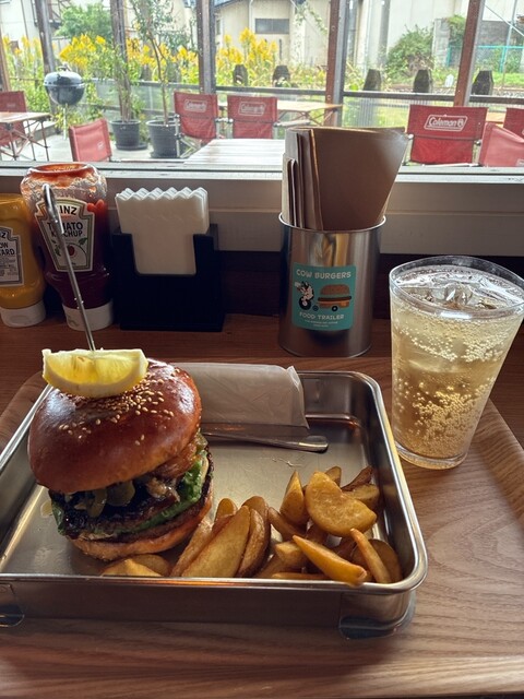 Cow Burgers（カウバーガーズ） - 美術館図書館前（ハンバーガー）の写真