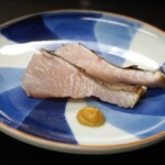 よし町 - お造り：常磐沖産鰆（さわら）藁焼き 芥子添え