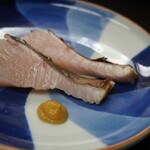 よし町 - お造り：常磐沖産鰆（さわら）藁焼き 芥子添え