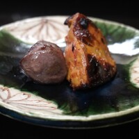 よし町 - ジャフラトレーディング産ホロホロ鳥の炭火焼き：白レバーと砂肝