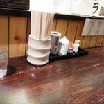 麺屋海神 新宿店 - カウンター席の卓上