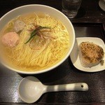 麺屋海神 - あら炊き塩らぁめん(麺大盛) へしこ焼きおにぎり付き￥９８０   ※税込価格
      
      