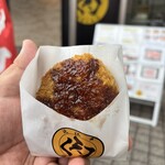 肉屋 くらは - メンチカツ。ソースは渡された時にすでにかかっています。