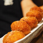 海鮮旬菜旨し酒 縁 - 美味しい塩で食べるコロッケ