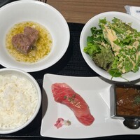 焼肉あきら - 和牛炙り寿司、タンシチュー、牛塩煮込み、グリーンサラダ