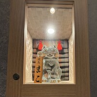 焼鳥 まこ - 入り口横のまねき猫