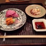 おが和 - カツオ、ヒラメの昆布〆、ウニ のお造り。右上は酢醤油に玉ねぎのみじん切りがはいってます。