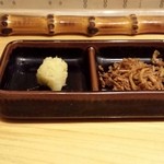 銀座 篝 - 薬味。左が生姜、右が焦がした玉ねぎです。