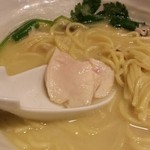 銀座 篝 - 鶏チャーシューはこんな感じでした。麺も合わせて、こんな感じ。割と角がはっきりしている麺。