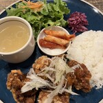 サラサ３ - 鳥の唐揚げのランチプレート（ご飯はふわっと小盛り）