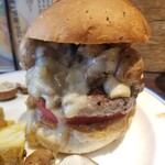 CHILLAX BURGERS&WINE - マッシュルームバーガー