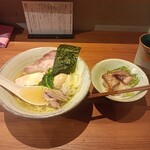 ジャパニーズ ラーメン 五感 - 塩ラーメンとご飯。