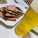相原精肉店 - 紋次郎ローストビーフ（ビールと共に）