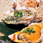 尾崎牛と直送海鮮 個室居酒屋 しおり - 焼き牡蠣３点盛り
　・トマトチーズ
　・バジルソース
　・ウニバター