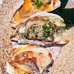 尾崎牛と直送海鮮 個室居酒屋 しおり - 焼き牡蠣３点盛り
　・トマトチーズ
　・バジルソース
　・ウニバター