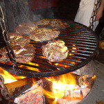 Les Pavillons de Bercy - 薪で肉を焼いてます。