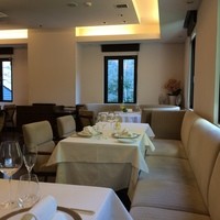 Ristorante YAMAZAKI - ゆったりして明るい内装