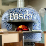 Bosco - ・薪窯
      イタリアから船便で取り寄せたというピザ窯
      ブルーのタイルに白抜きの店名が映えていて素敵！