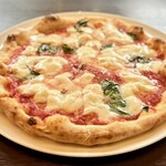 Bosco - ・水牛モッツァレラのマルゲリータ　¥2.398
      濃厚でミルキーなモッツァレラとあっさりトマトソースが
      発酵熟成された極薄生地と相まって
      ゴクゴクと飲めるかのよう…
      こんな感覚は初めてでただただ感動！